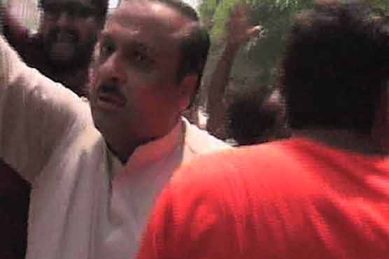 Billu Butt roughs up PTI youth wing's Multan president