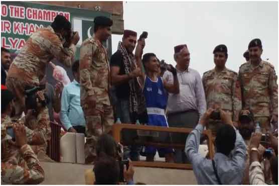 Amir Khan announces boxing academy in Lyari