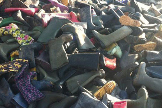Glastonbury sends abandoned rubber boots to Calais migrants 