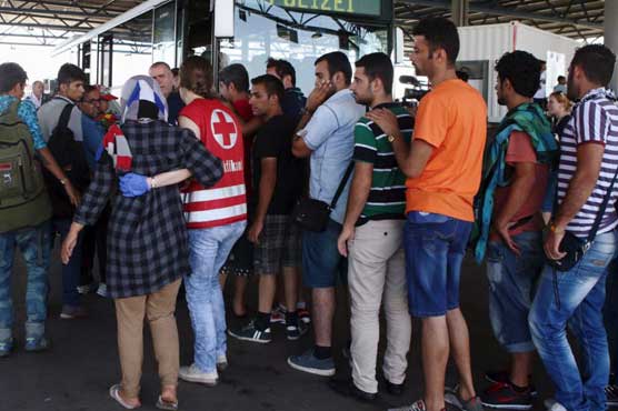 Austria orders migrants from train at Hungarian border