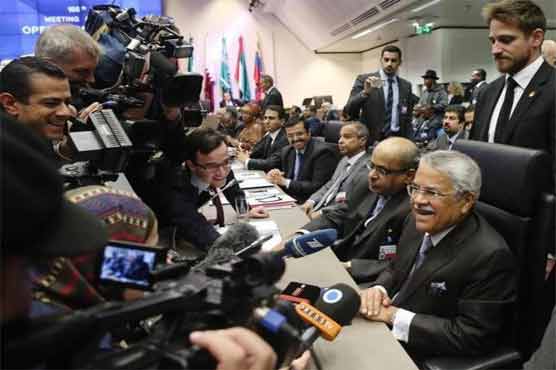 OPEC struggles to find deal on curbing oil supply glut