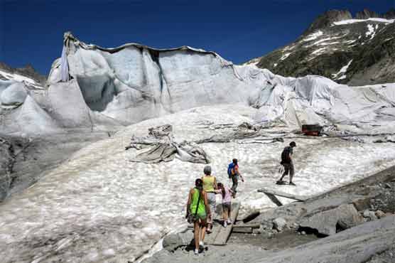 Blankets cover Swiss glacier in vain effort to halt icemelt
