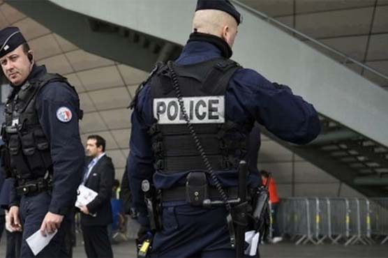 Teacher attacked in Paris by man citing IS 'warning'