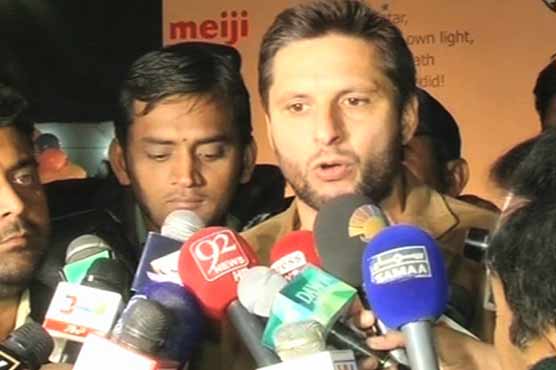 Shahid Afridi pays tribute to APS martyrs, survivors in Multan