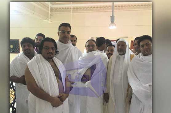 Zardari performs Umra, dedicates it to APS martyrs