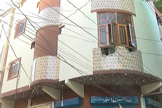 Karachi: Cantonment authorities demolish debilitated five-storey building 