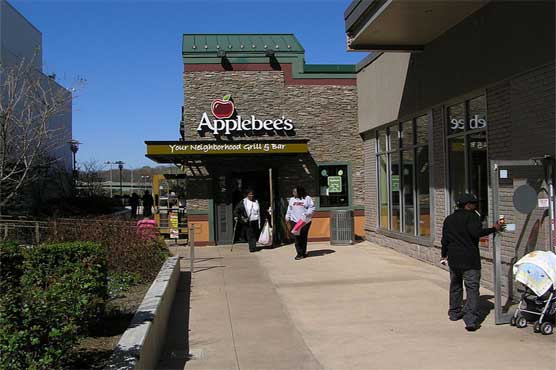 Waiter turns over $32,000 in cash left at Applebee's in California