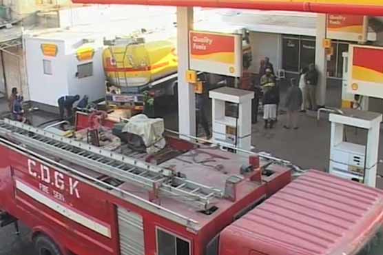 Oil tanker catches fire in Karachi's Liaquatabad 