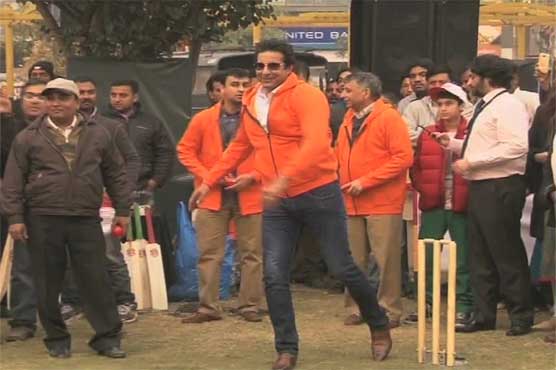 Wasim Akram arrives in Liberty, plays tape-ball cricket after years
