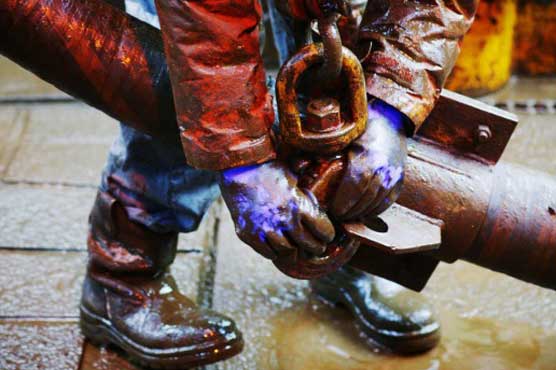 Oil rises, WTI and Brent at parity ahead of US supply report