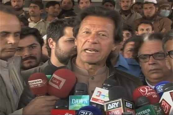 Imran Khan visits SKMH Peshawar, hangs out with labourers