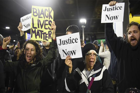 Arrests as Black Lives Matter protest hits major US mall
