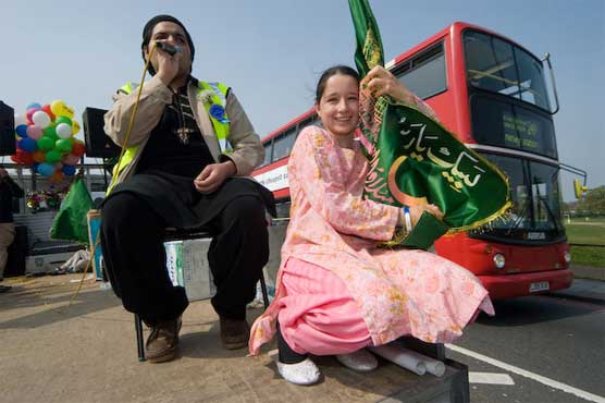Eid Milad-un-Nabi: British Muslims shower passerby with flowers