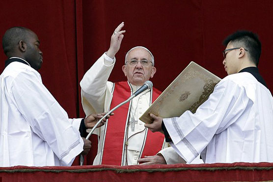 In Christamas message, pope speaks out on conflicts, migrants