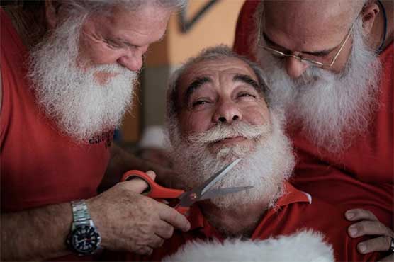 Brazilian Santas end hot Christmas season with a shave