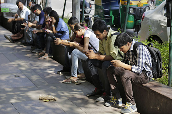 India hits one billion mobile phone subscribers