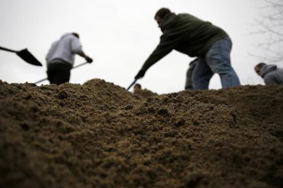 Paraguay villagers heap sandbags as flood threatens