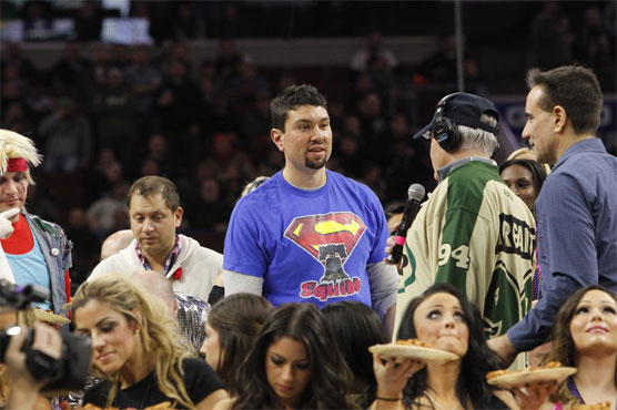 Pro wrestler cheats at Wing Bowl, hides food in fanny pack