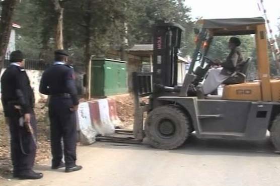Islamabad: Authorities begin removal of illegal encroachments, barriers on SC order