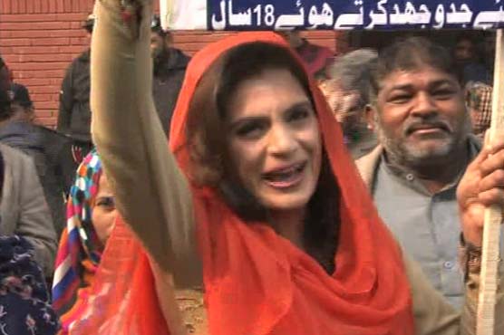 That's embarrassing: PML-N lady mistakenly chants 'Go Nawaz Go'
