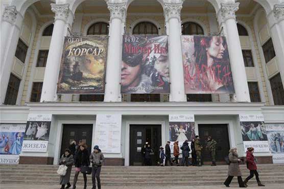 Opera house in Ukrainian rebel city raises spirits