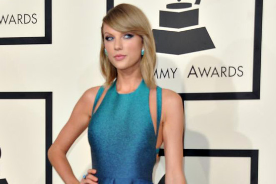 Stars in black and white on Grammys red carpet