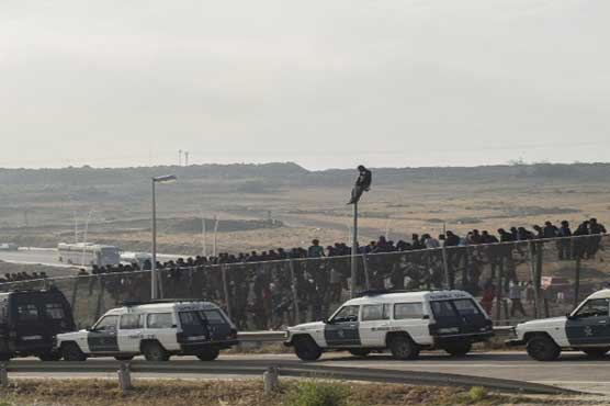 Hundreds of migrants storm Spain border, 35 get through: government