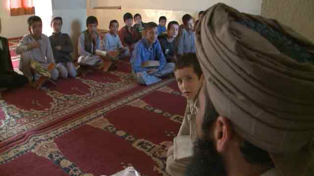 Peshawar: At least 450 imams deported to Afghanistan