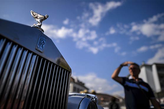 Rolls-Royce cuts 2015 profits forecast on oil slump