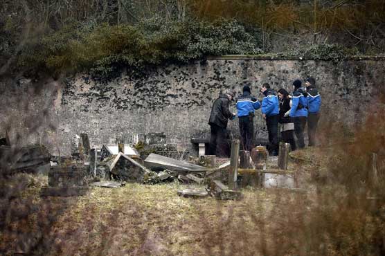 Hollande seeks to reassure French Jews after cemetery vandalism