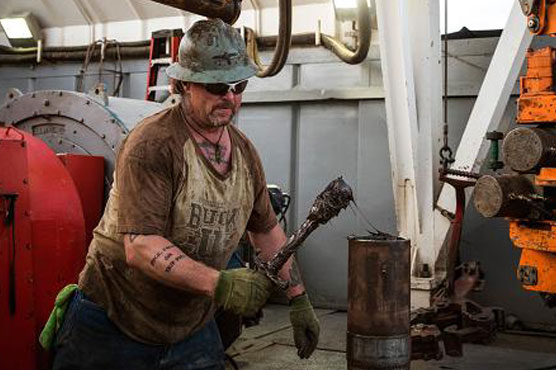 Oil plummets before US inventories data