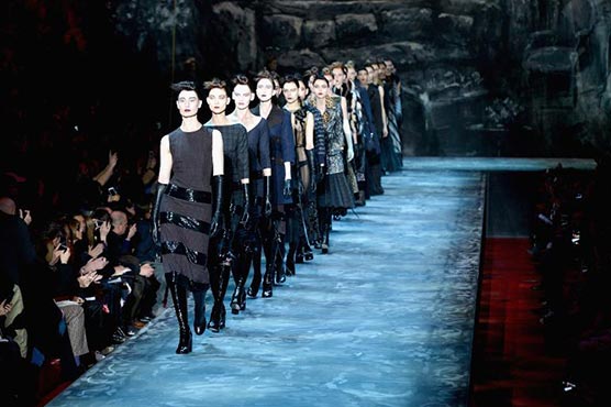 Marc Jacobs wows NY crowd with eccentric elegance 