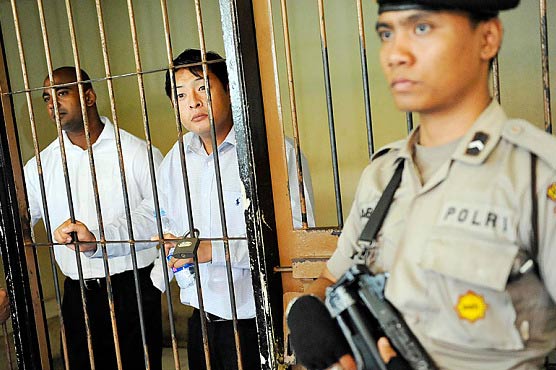Indonesia delays execution of two Australians