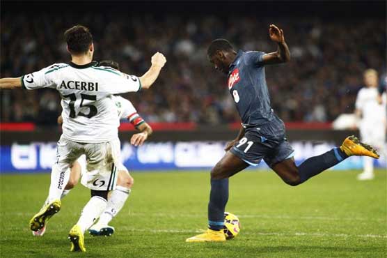 Football: 10-man Napoli close on Roma after Sassuolo victory