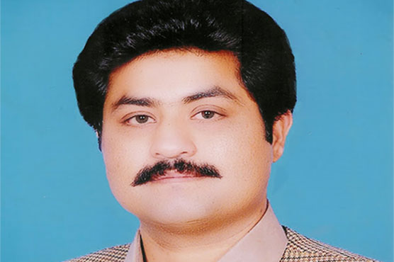 PML-N leader squabbles with PIA staff over boarding pass