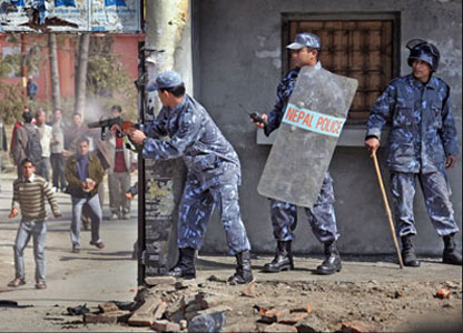 Nepal: Police fires teargas on protestors