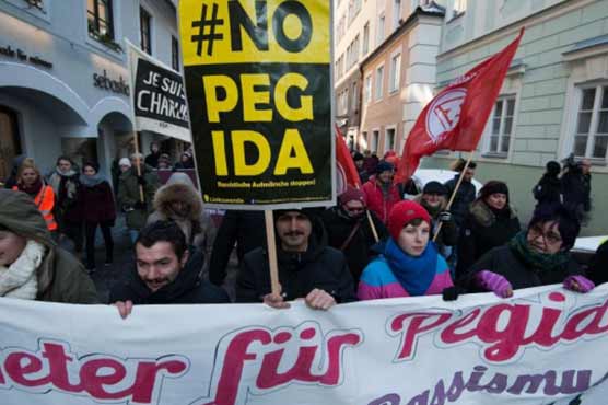 UK's first 'anti-Islamisation' rally dwarfed by counter-demo