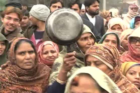Enraged residents protest against gas cut-off in Faisalabad