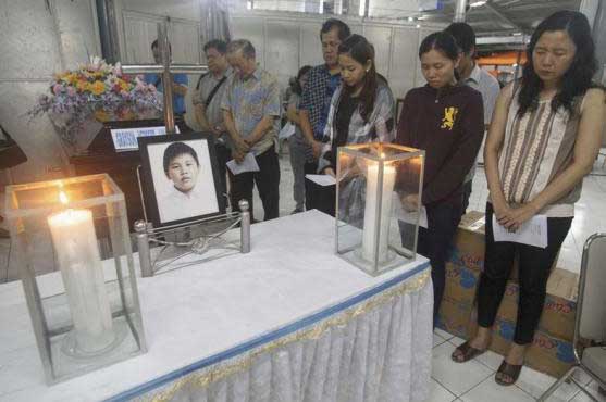  Indonesia queries AirAsia license, as large objects found underwater