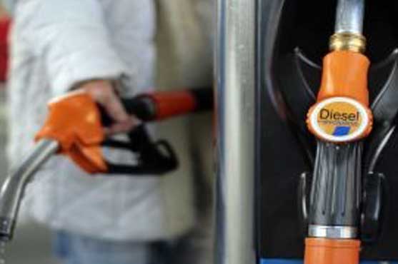 Oil hits new 5.5-year lows on supply glut, Saudi move