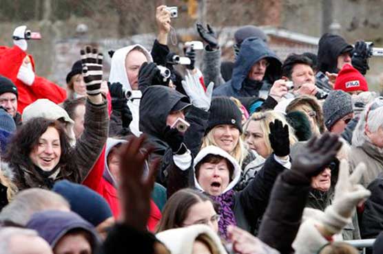 Fans brave Memphis cold for Elvis Presley's birthday