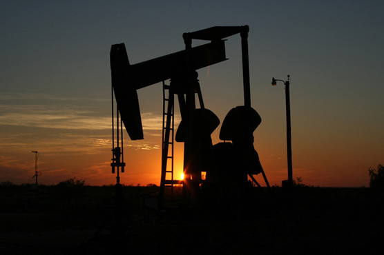 Oil prices fall before US data