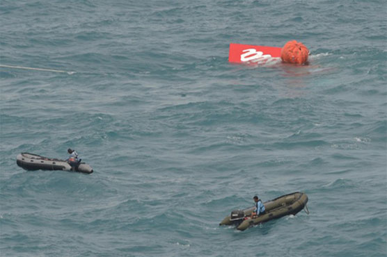 Tail of crashed AirAsia plane lifted to surface