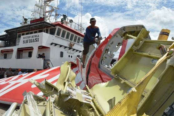 Divers investigate object thought to be AirAsia jet fuselage 