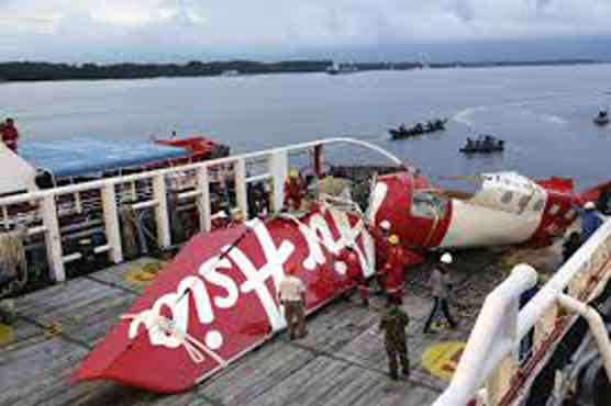 Divers hunt for victims in crashed AirAsia jet's main body