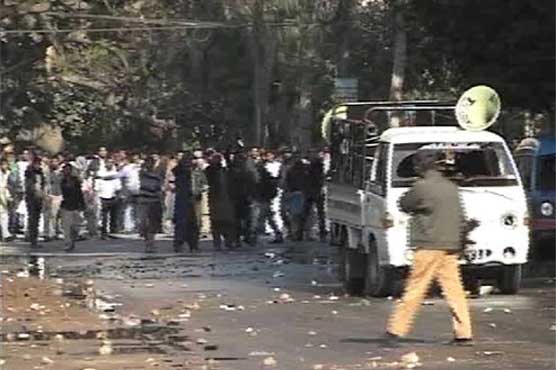 Three injured as anti-Charlie Hebdo protest turns violent in Karachi