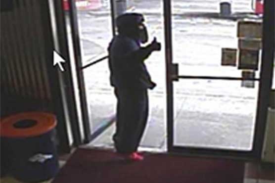 'Thumbs up' robber recognizes clerk, gives Colorado store a pass