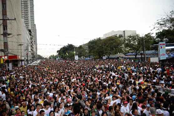 Millions gather for pope in stormy Philippines 