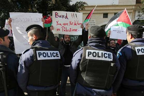 Palestinians hurl eggs at Canadian foreign minister's convoy