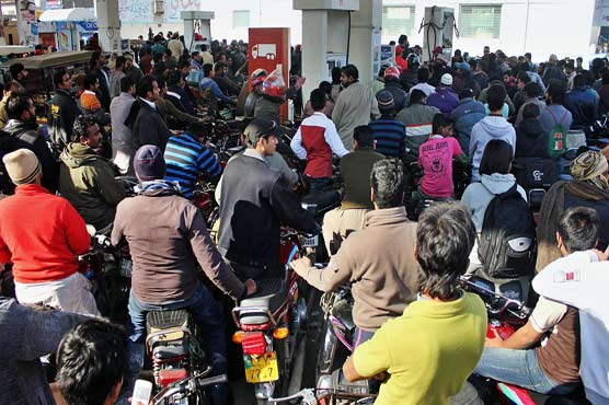 Persistent fuel shortage worsens in Punjab, disrupts routine life